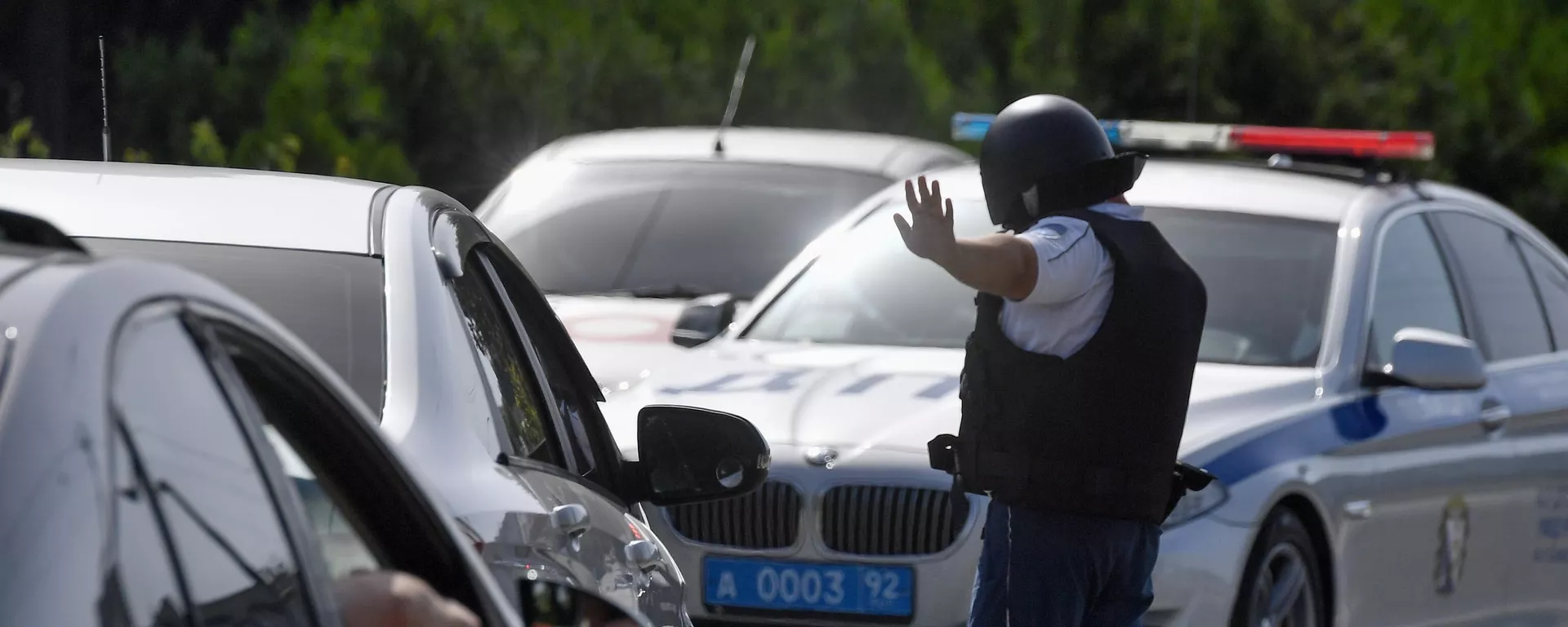 A Russian law enforcement officer directs traffic on a street after a Ukrainian missile attack amid Russia's military operation in Ukraine, in Sevastopol, Republic of Crimea, Russia.  - Sputnik International, 1920, 24.06.2024