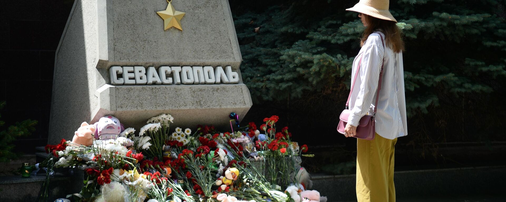 Makeshift memorial to victims of a Ukrainian missile attack on Sevastopol, Republic of Crimea, Russia - Sputnik International, 1920, 24.06.2024