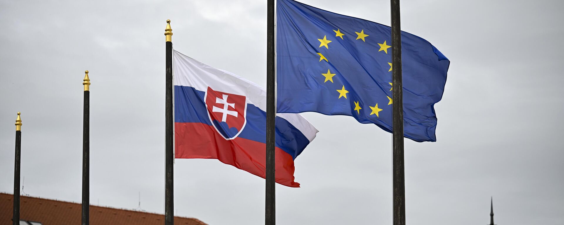 The Slovak national flag, left, flutters next to the flag of European Union in front of the Presidential Palace in Bratislava, Slovakia on Friday, April 5, 2024 - Sputnik International, 1920, 24.06.2024