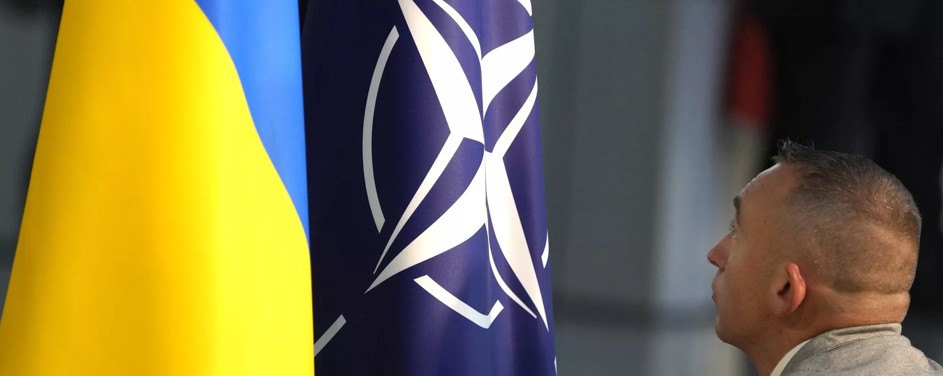 A member of protocol sets up the NATO and Ukrainian flags in Brussels, Wednesday, Oct. 11, 2023. - Sputnik International, 1920, 13.10.2024