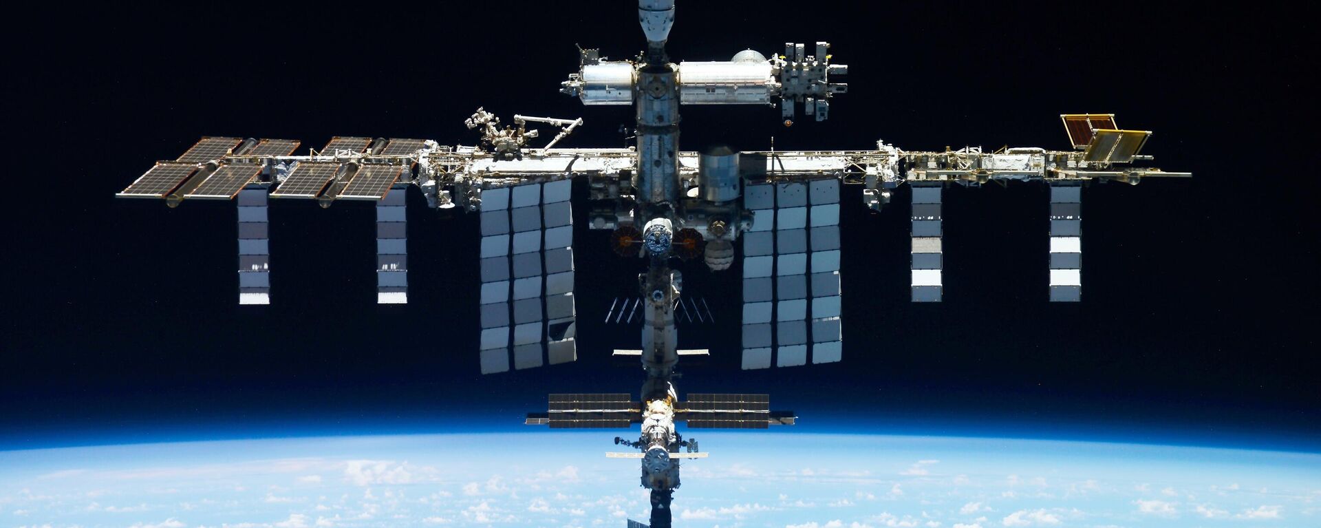 This undated photo provided by Roscosmos shows the International Space Station. On Monday, Oct. 9, 2023, the Russian space agency said there was a leak in a backup coolant line for a new science lab at the station, but the crew and station aren't in danger - Sputnik International, 1920, 25.06.2024