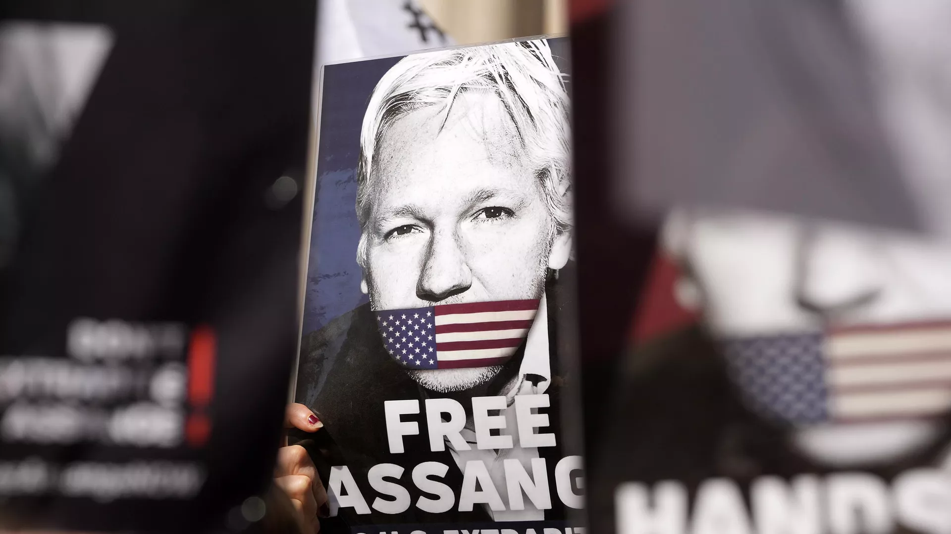 Placards featuring WikiLeaks founder Julian Assange. - Sputnik International, 1920, 25.06.2024