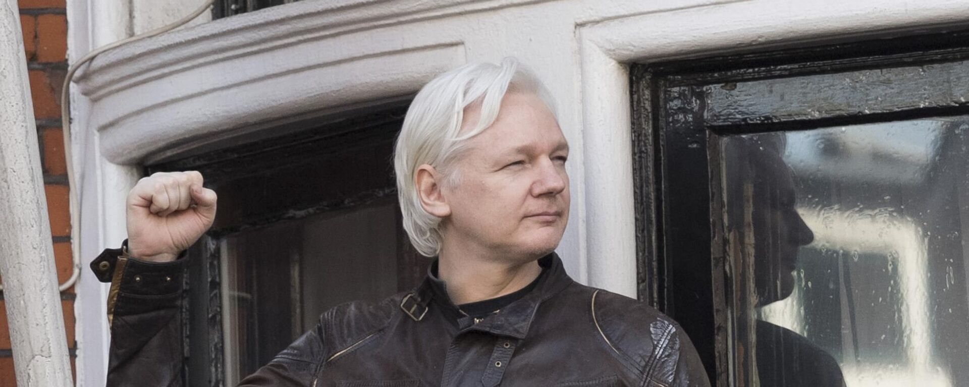 WikiLeaks co-founder Julian Assange stands on the balcony of Ecuador Embassy in London - Sputnik International, 1920, 25.06.2024