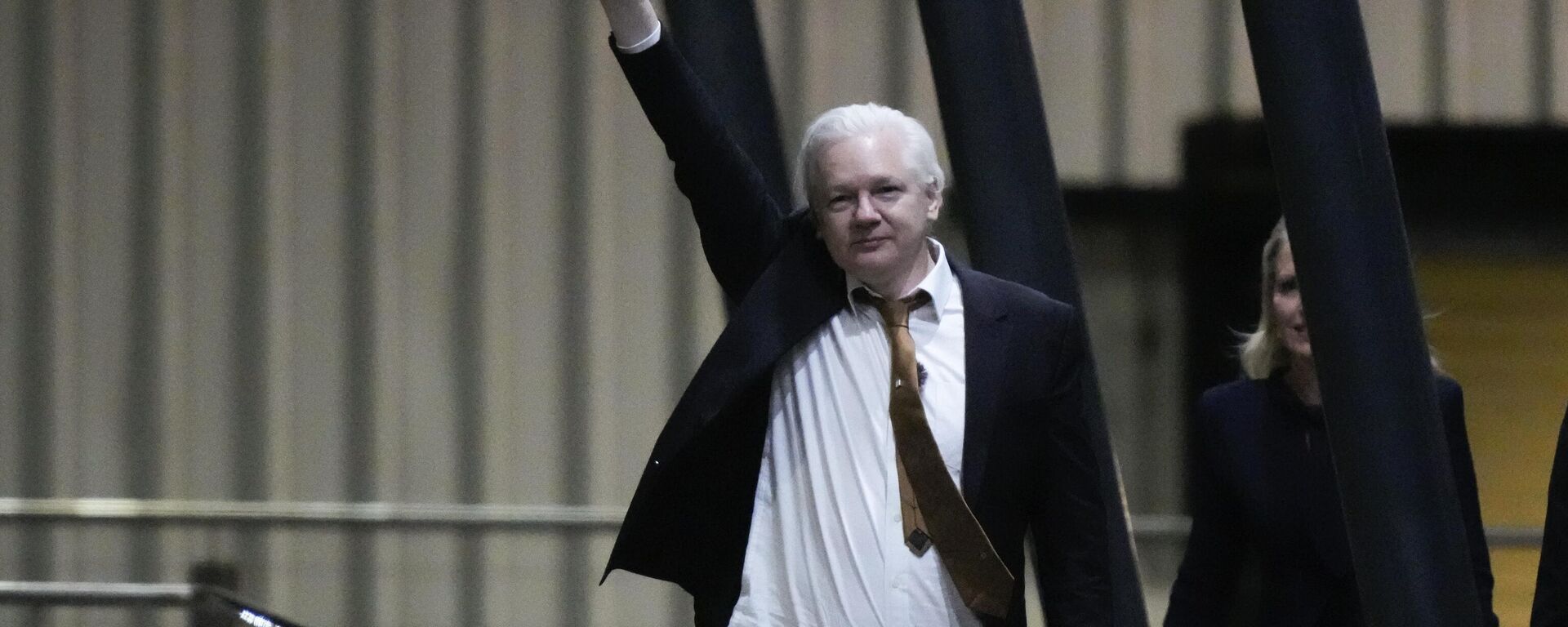 WikiLeaks founder Julian Assange waves after landing at RAAF air base Fairbairn in Canberra, Australia, Wednesday, June 26 2024. Assange has returned to his homeland Australia aboard a charter jet hours after pleading guilty to obtaining and publishing U.S. military secrets in a deal with Justice Department prosecutors that concludes a drawn-out legal saga. - Sputnik International, 1920, 21.08.2024