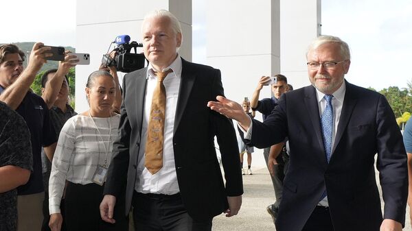 WikiLeaks founder Julian Assange, center, arrives at the United States courthouse where he is expected enter a plea deal in Saipan, Mariana Islands, Wednesday, June 26, 2024. - Sputnik International