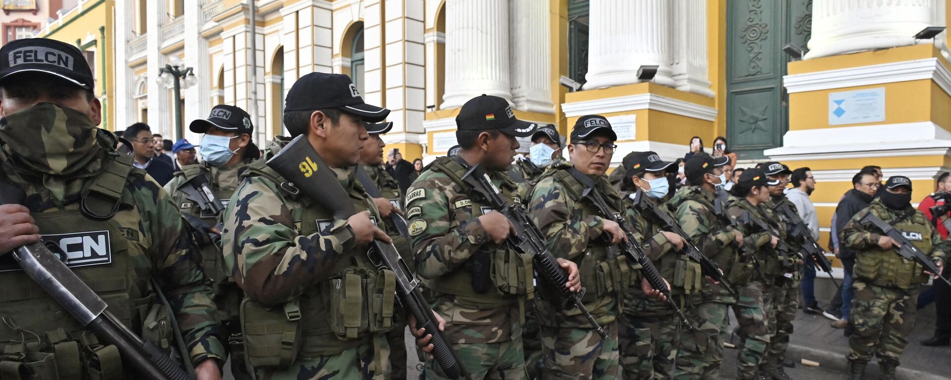 Police officers stand guard at Plaza Murillo in La Paz on June 26, 2024. Bolivian President Luis Arce on Wednesday slammed an attempted coup d'etat after soldiers and tanks deployed outside government buildings and tried to knock down a door of the presidential palace, before pulling back - Sputnik International, 1920, 26.06.2024