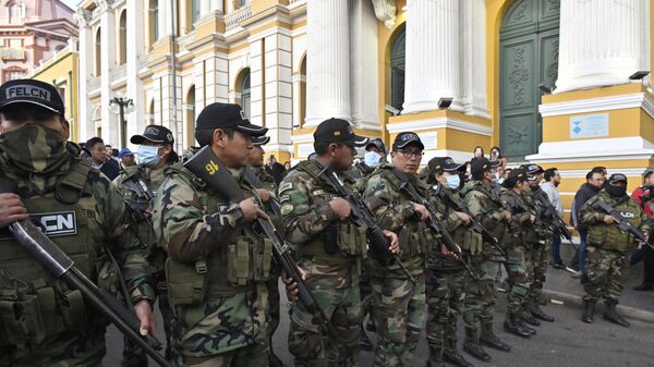 Police officers stand guard at Plaza Murillo in La Paz on June 26, 2024. Bolivian President Luis Arce on Wednesday slammed an attempted coup d'etat after soldiers and tanks deployed outside government buildings and tried to knock down a door of the presidential palace, before pulling back - Sputnik International