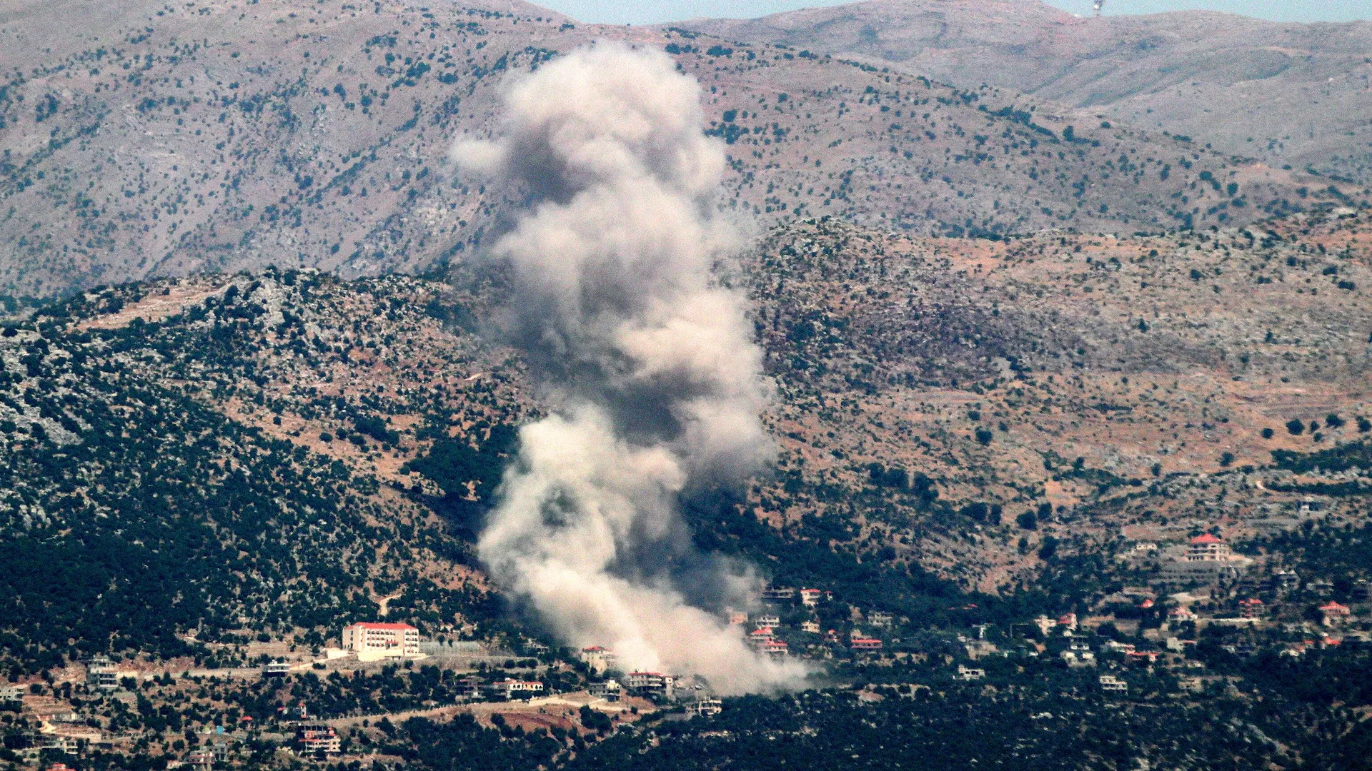 A smoke plume billows during Israeli bombardment on the village of Kfarshuba in south Lebanon near the border with Israel on June 26, 2024 amid ongoing cross-border tensions as fighting continues between Israel and Hamas in the Gaza Strip. - Sputnik International, 1920, 30.06.2024