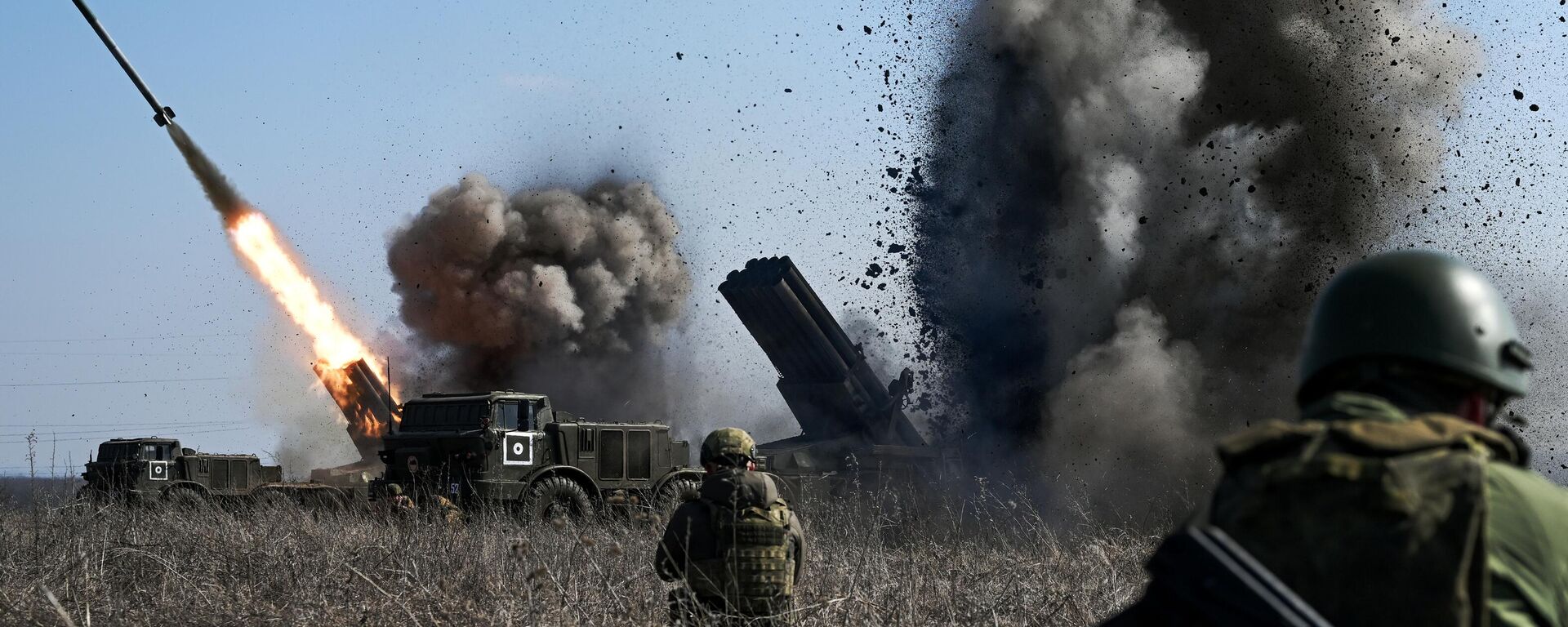 Russian servicemen of the artillery brigade division of the Tsentr Battlegroup fire a BM-27 9K57 Uragan (Hurricane) multiple launch rocket system towards positions of the Ukrainian Armed Forces  - Sputnik International, 1920, 26.09.2024