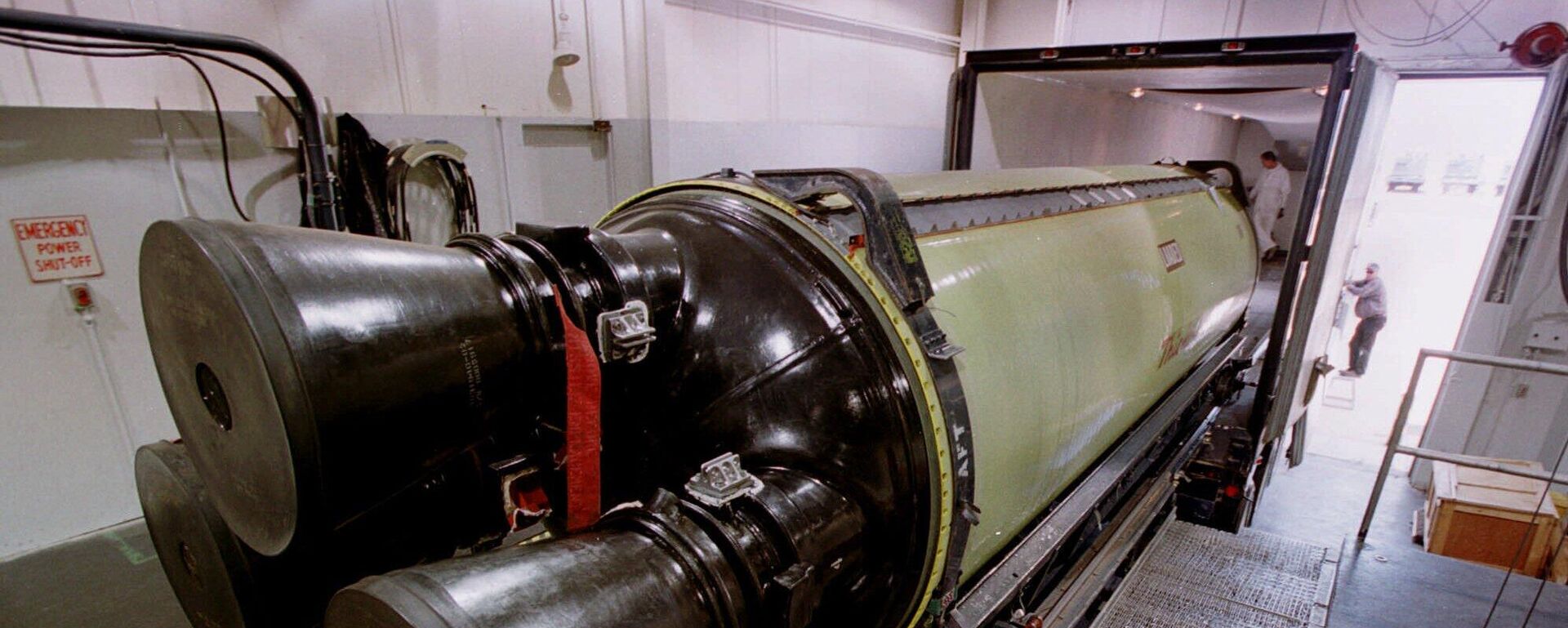 A Minuteman III missile engine is loaded into a truck for transport to another building for X-raying before being torn down and rebuilt, Thursday, June 22, 2000, at Hill Air Force Base, Utah. - Sputnik International, 1920, 30.06.2024