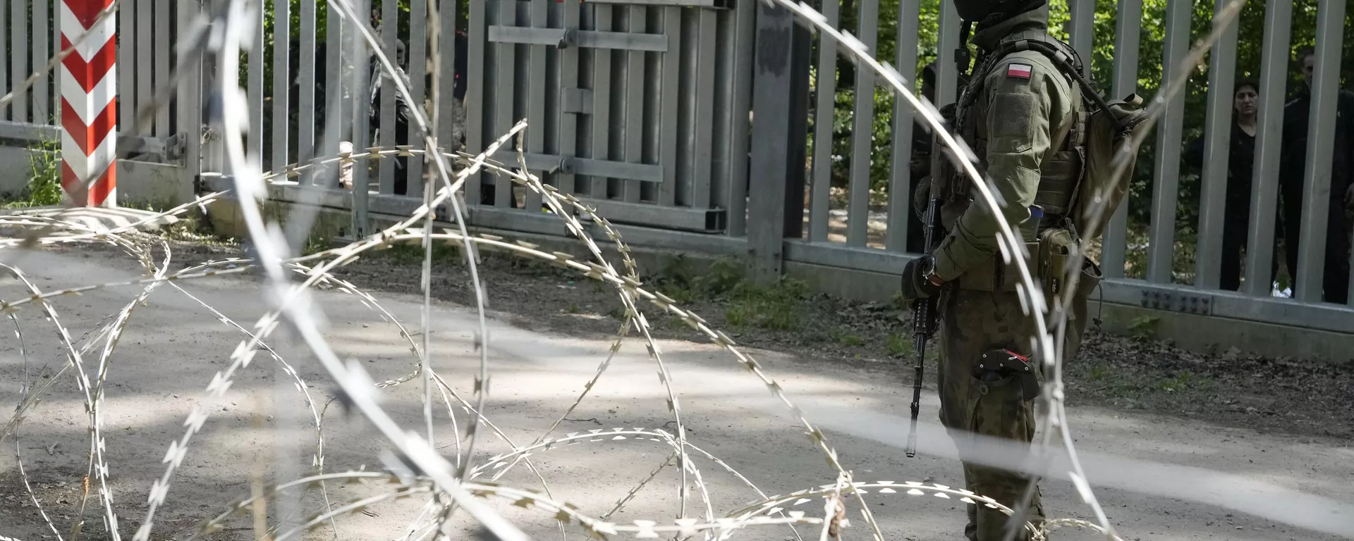 A soldier stands guard by a metal barrier in Bialowieza Forest, eastern Poland, on Wednesday, May 29, 2024. (AP Photo/Czarek Sokolowski) - Sputnik International, 1920, 30.06.2024