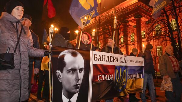 Activists of various nationalist parties carry torches and a portrait of Stepan Bandera during a rally in Kiev, Ukraine, Saturday, Jan. 1, 2022 marking his birth anniversary. (AP Photo/Efrem Lukatsky) - Sputnik International