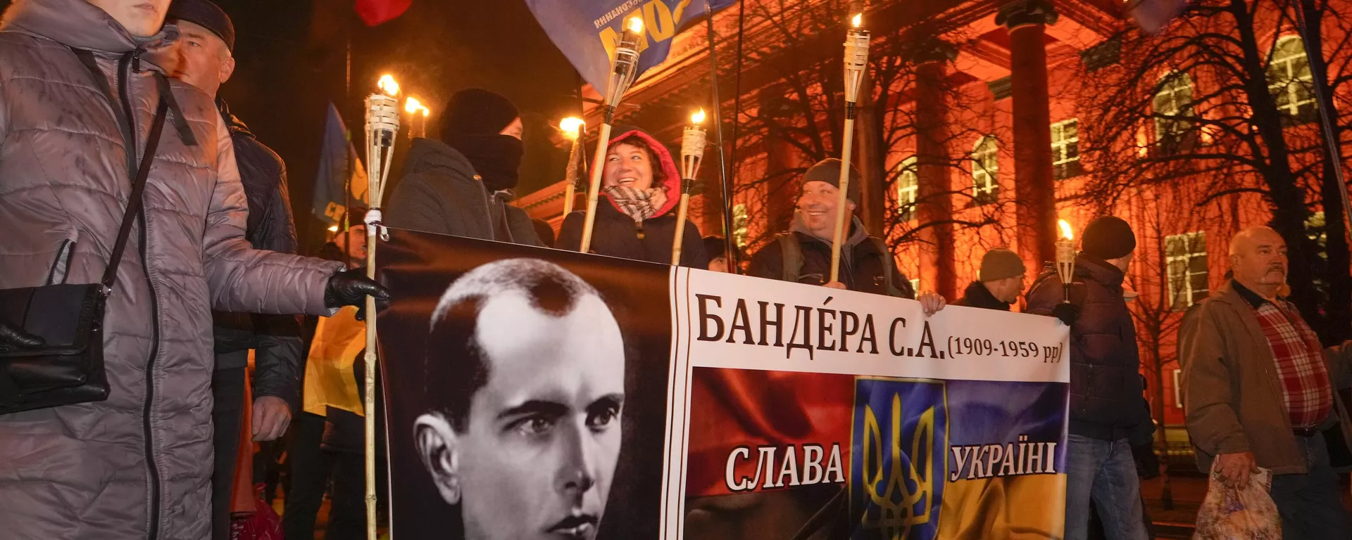 Activists of various nationalist parties carry torches and a portrait of Stepan Bandera during a rally in Kiev, Ukraine, Saturday, Jan. 1, 2022 marking his birth anniversary. (AP Photo/Efrem Lukatsky) - Sputnik International, 1920, 01.07.2024