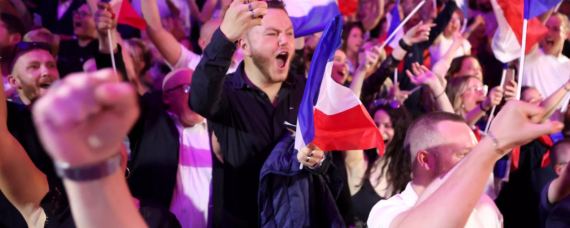 Supporters react as former president of the French right-wing Rassemblement National (RN) parliamentary group Marine Le Pen gives a speech during the results evening of the first round of the parliamentary elections in Henin-Beaumont, northern France, on June 30, 2024. - Sputnik International, 1920, 01.07.2024