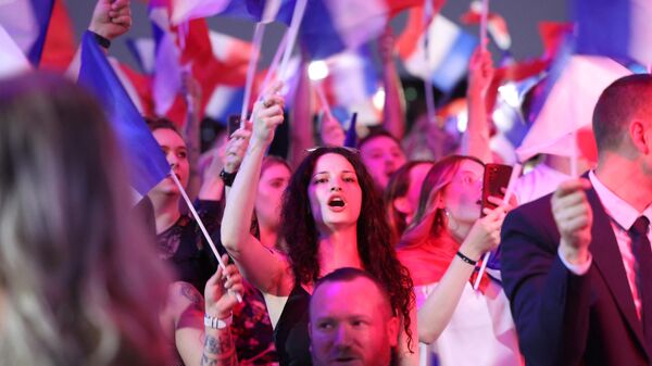 Сторонники Марин Ле Пен во время подсчета результатов во время первого тура всеобщих выборов в Энен-Бомон, Франция - Sputnik International