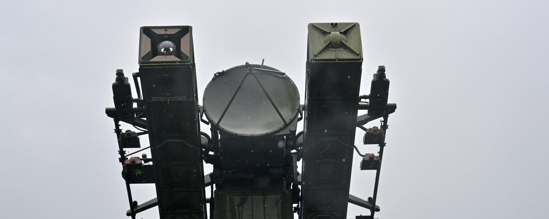 A 9K35 Strela-10 (Arrow) air defence system is seen at a position - Sputnik International, 1920, 13.08.2025