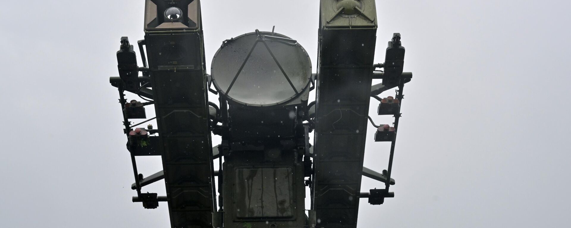 A 9K35 Strela-10 (Arrow) air defence system is seen at a position - Sputnik International, 1920, 12.06.2025