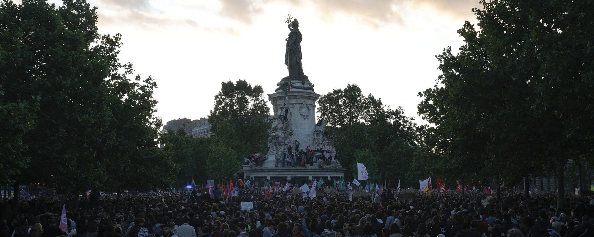 Protesters gather during a demonstration at the Place de la Republique against the victory of French right-wing party Rassemblement National (RN) in the European elections on June 10, 2024.  - Sputnik International, 1920, 02.07.2024