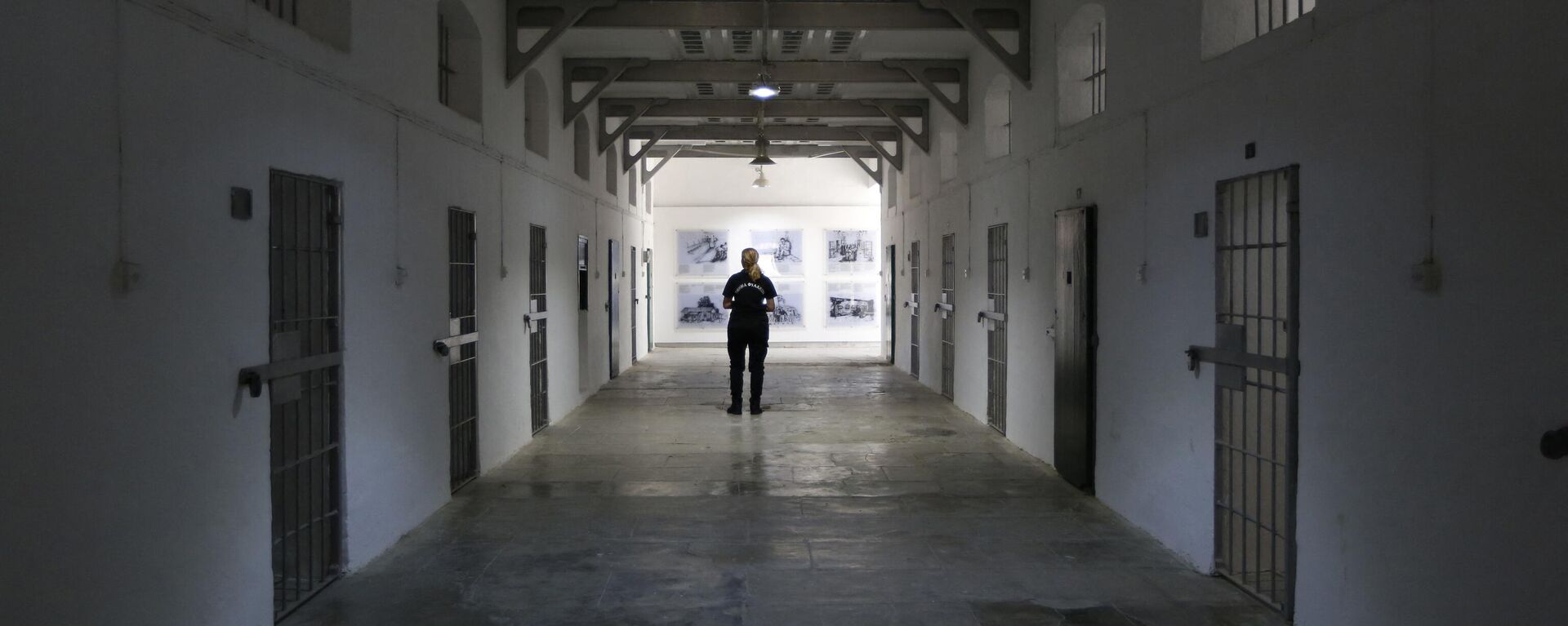 A prisons officer walks past rooms that housed criminals and members of EOKA (National Organisation of Cypriot Fighters) during British rule, at the Nicosia Central Prison, on September 9, 2022 - Sputnik International, 1920, 04.07.2024