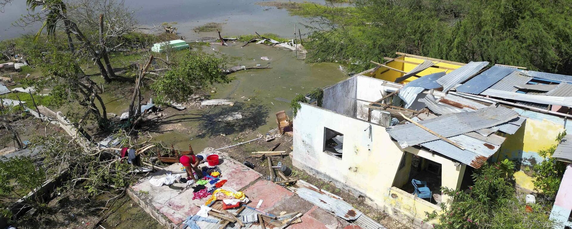 A woman retrieves belongings from her home that was hit by Hurricane Beryl in Portland Cottage, Clarendon, Jamaica, Thursday, July 4, 2024. - Sputnik International, 1920, 05.07.2024