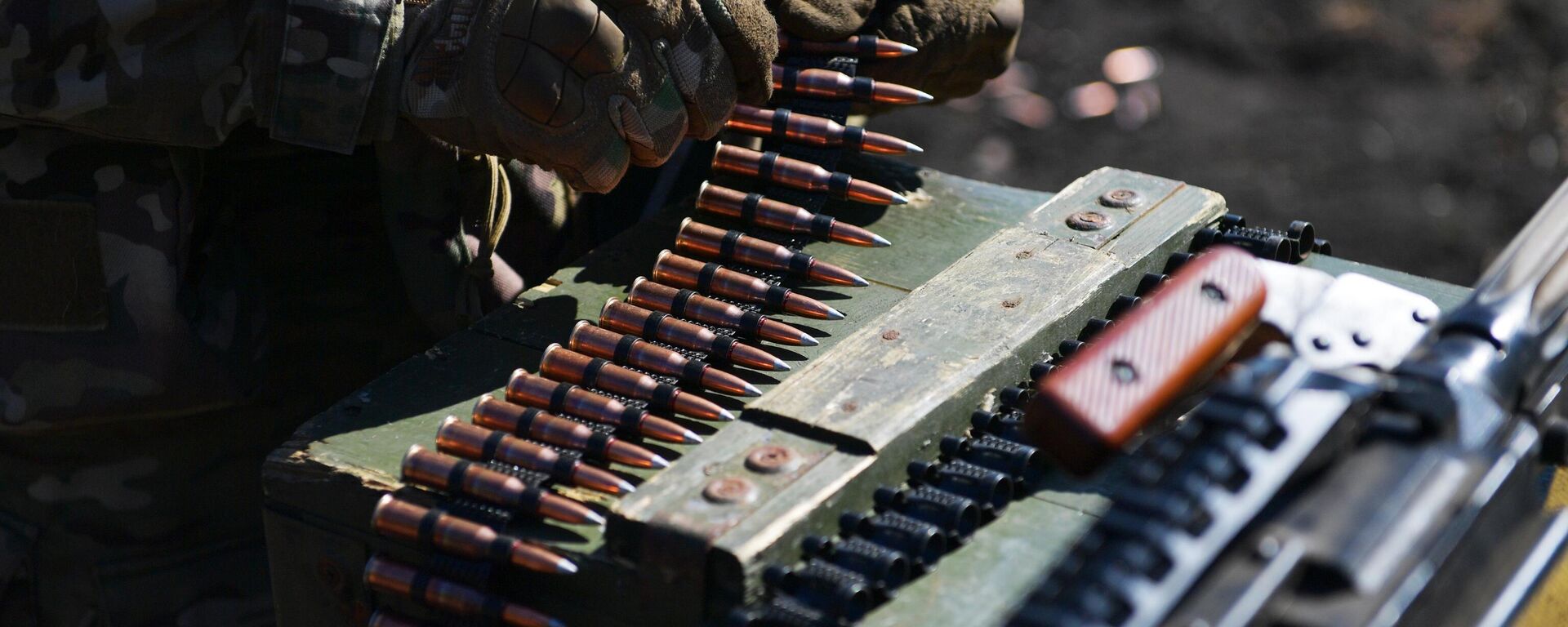 Russian serviceman of the sniper company of the 136th motor rifle brigade loads cartridges to a Kalashnikov PKM machine gun strip - Sputnik International, 1920, 05.07.2024