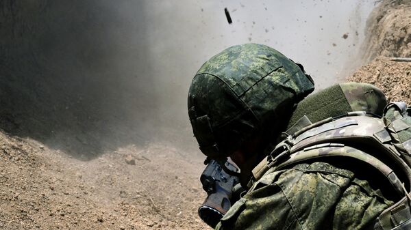 Russian serviceman fires an AK assault rifle - Sputnik International