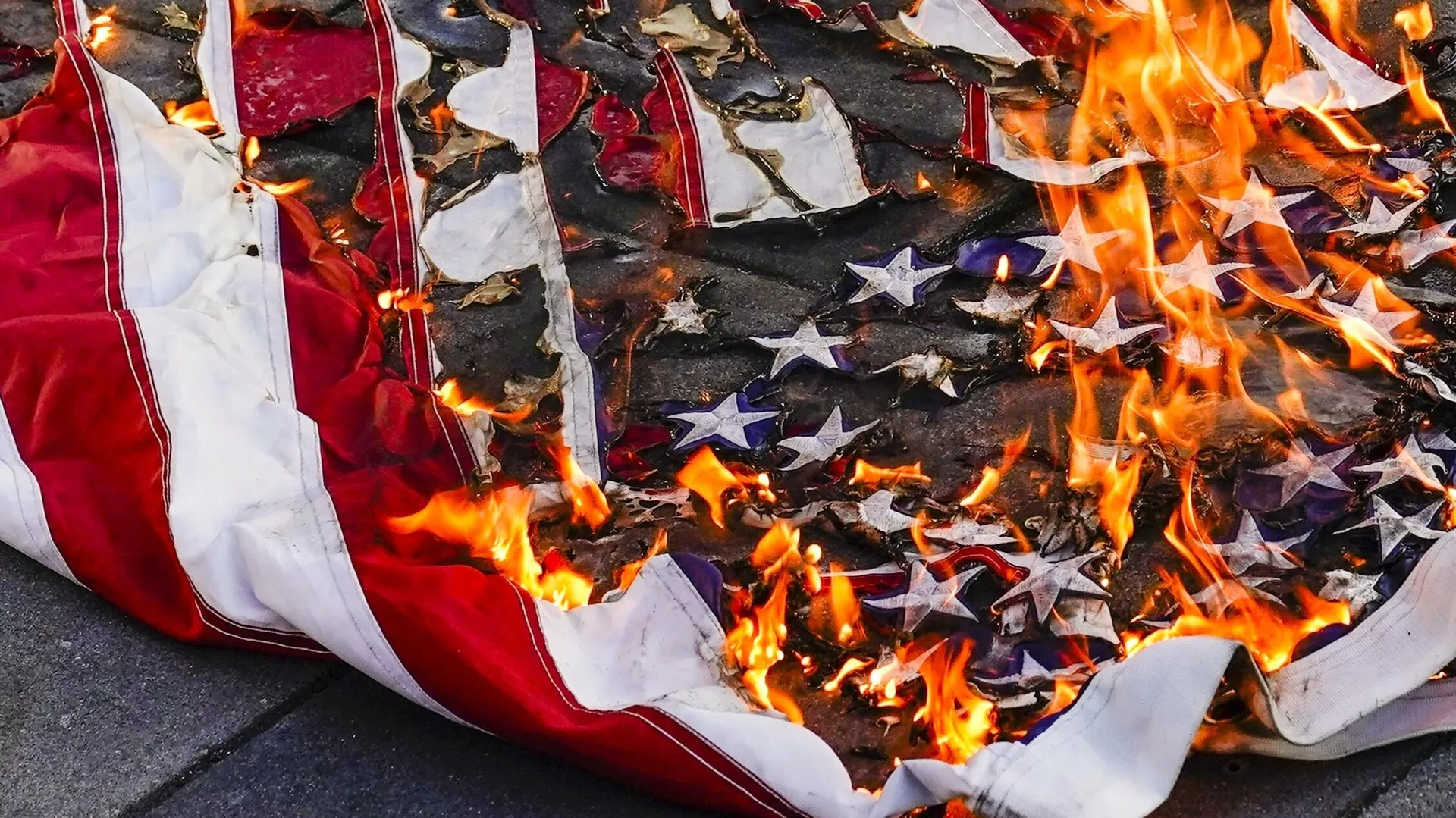 An American flag is burned as protesters gather during a march and rally for Jayland Walker, Wednesday, July 6, 2022, in New York - Sputnik International, 1920, 06.07.2024