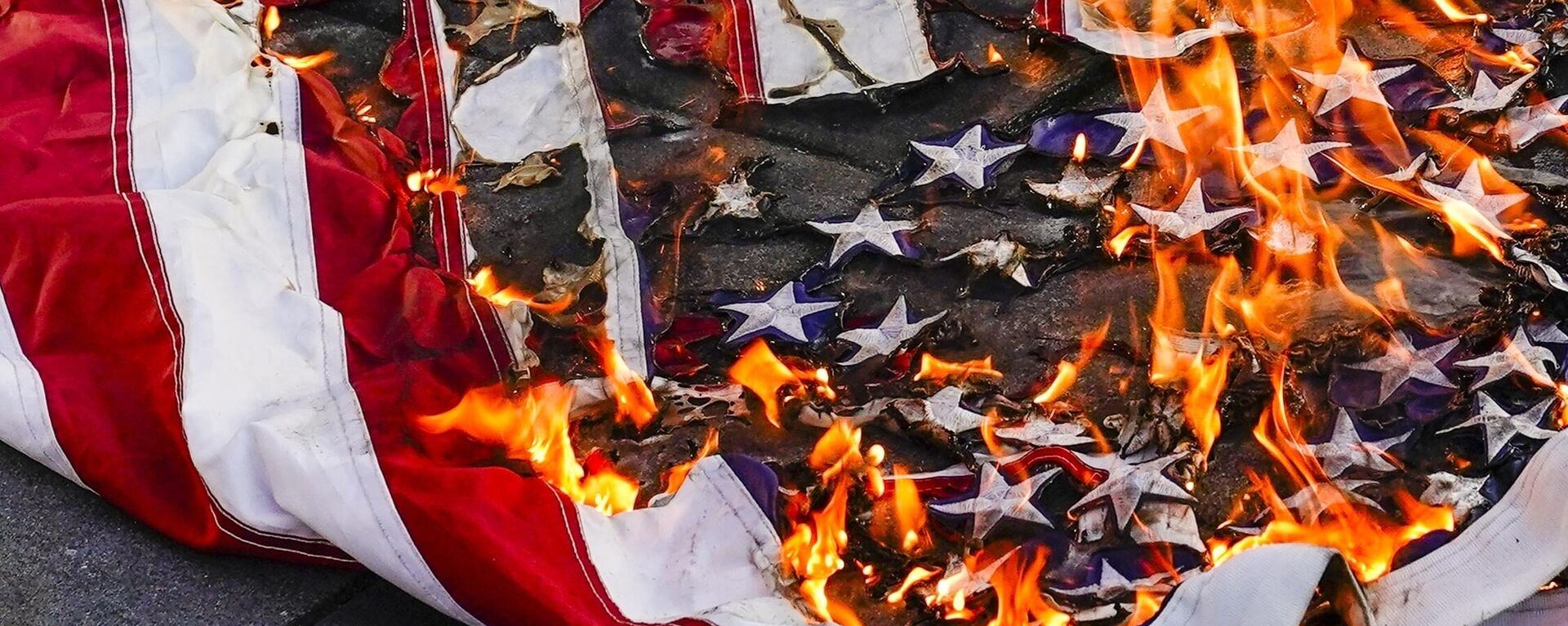 An American flag is burned as protesters gather during a march and rally for Jayland Walker, Wednesday, July 6, 2022, in New York - Sputnik International, 1920, 31.07.2024