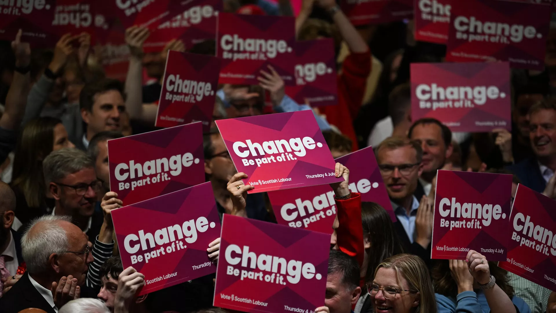 Supporters of Britain's main opposition Labour Party leader Keir Starmer hold signs during a campaign event in Glasgow on July 3, 2024 on the eve of the the UK general election. - Sputnik International, 1920, 06.07.2024