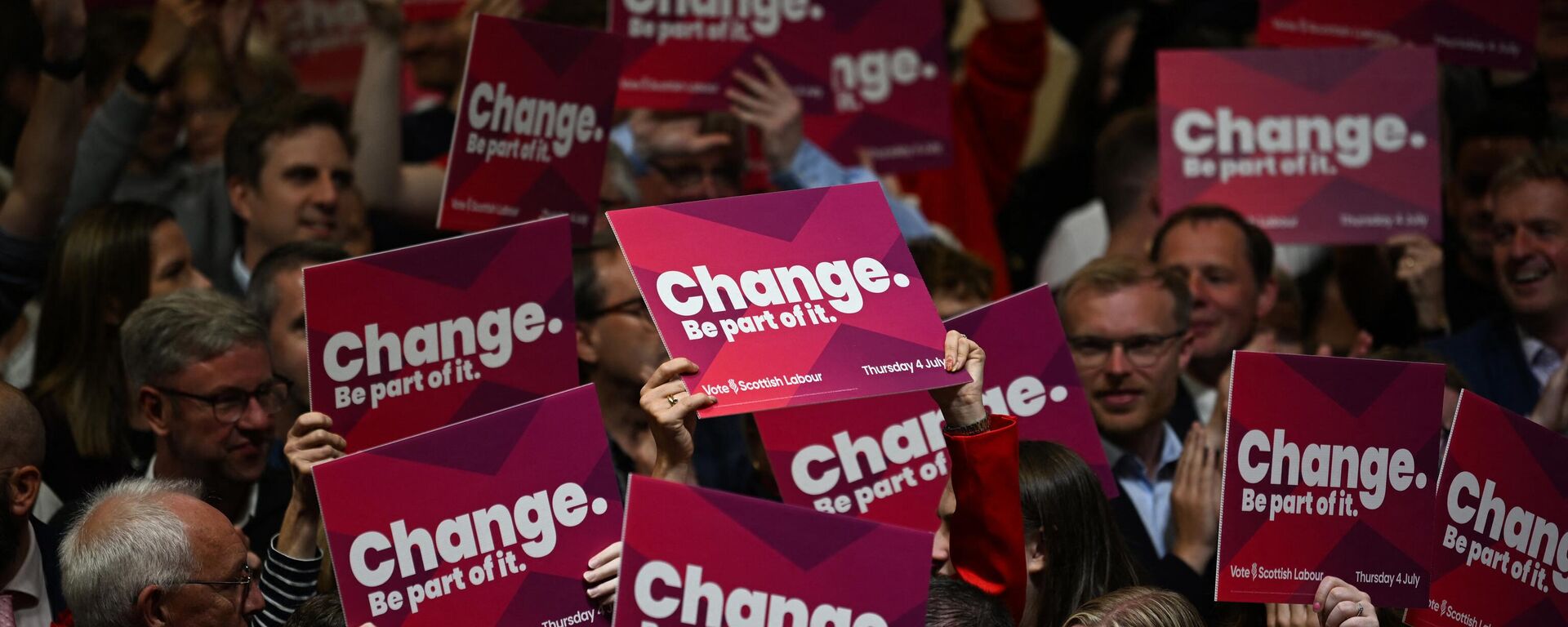 Supporters of Britain's main opposition Labour Party leader Keir Starmer hold signs during a campaign event in Glasgow on July 3, 2024 on the eve of the the UK general election. - Sputnik International, 1920, 06.07.2024