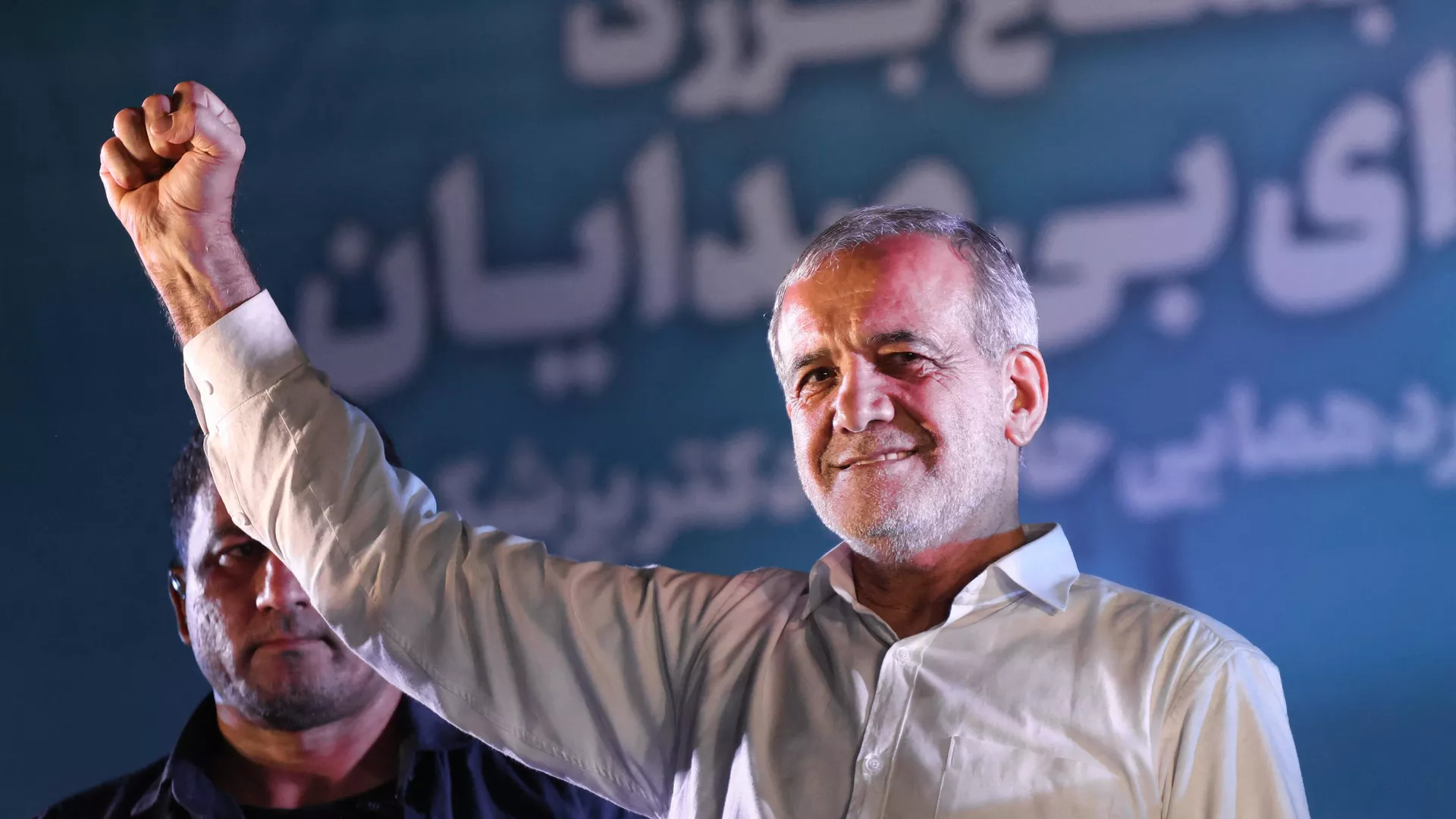 Iranian reformist candidate Masoud Pezeshkian raises his fist as he arrives for his campaign rally at a stadium in Tehran on July 3, 2024. - Sputnik International, 1920, 06.07.2024