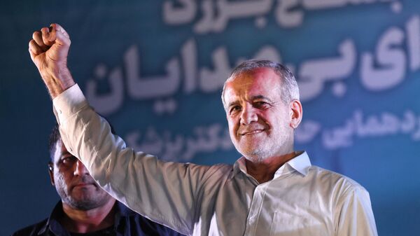 Iranian reformist candidate Masoud Pezeshkian raises his fist as he arrives for his campaign rally at a stadium in Tehran on July 3, 2024. - Sputnik International
