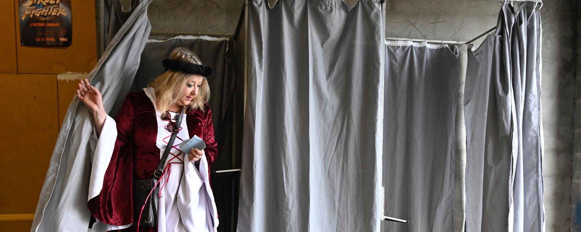 A voter in a medieval costume faces a dog as she comes out of the polling booth  in the communal workshops where the polling station - Sputnik International, 1920, 07.07.2024