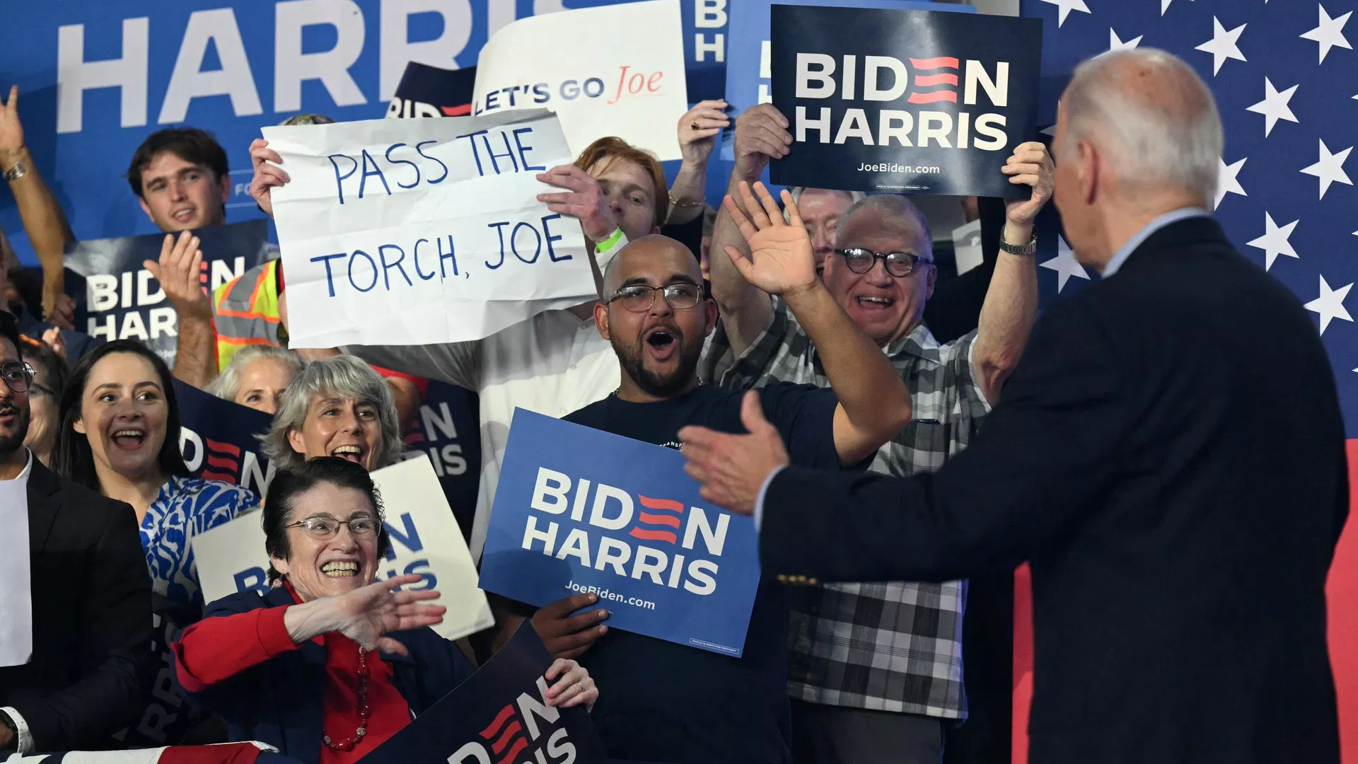 A supporter of US President Joe Biden holds a sign that read Pass the torch Joe during a campaign event in Madison, Wisconsin, on July 5, 2024.  - Sputnik International, 1920, 13.07.2024