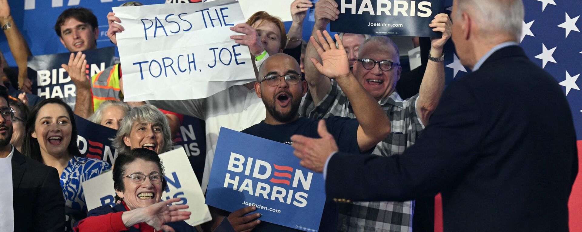 A supporter of US President Joe Biden holds a sign that read Pass the torch Joe during a campaign event in Madison, Wisconsin, on July 5, 2024.  - Sputnik International, 1920, 07.07.2024