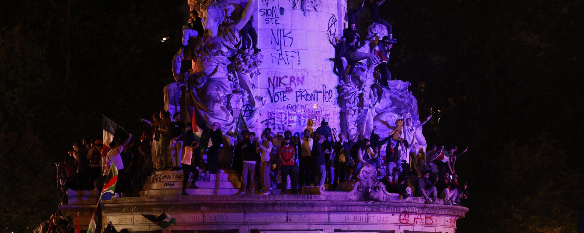 People gather at the statue on Republique plaza following the second round of the legislative elections, Sunday, July 7, 2024 in Paris - Sputnik International, 1920, 08.07.2024