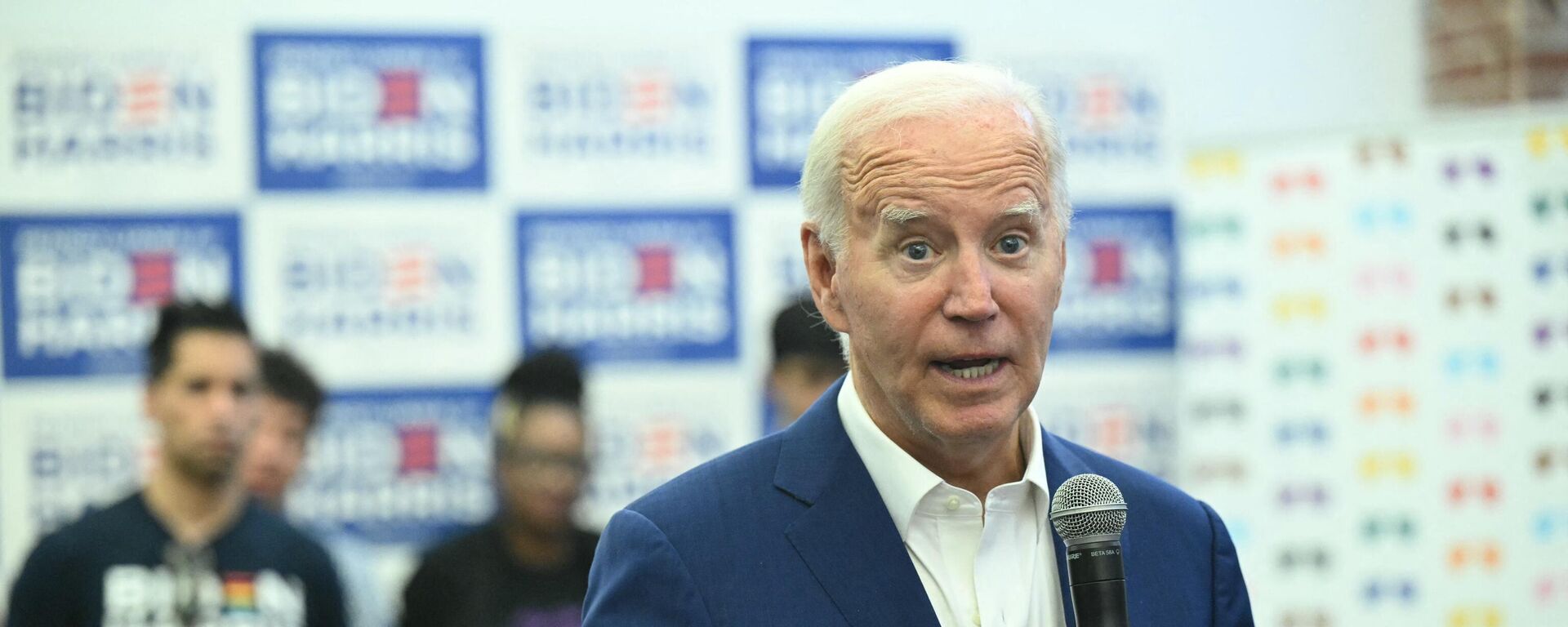 US President Joe Biden speaks to supporters and volunteers during a visit to the Roxborough Democratic Coordinated Campaign Office in Philadelphia, Pennsylvania, on July 7, 2024 - Sputnik International, 1920, 17.07.2024