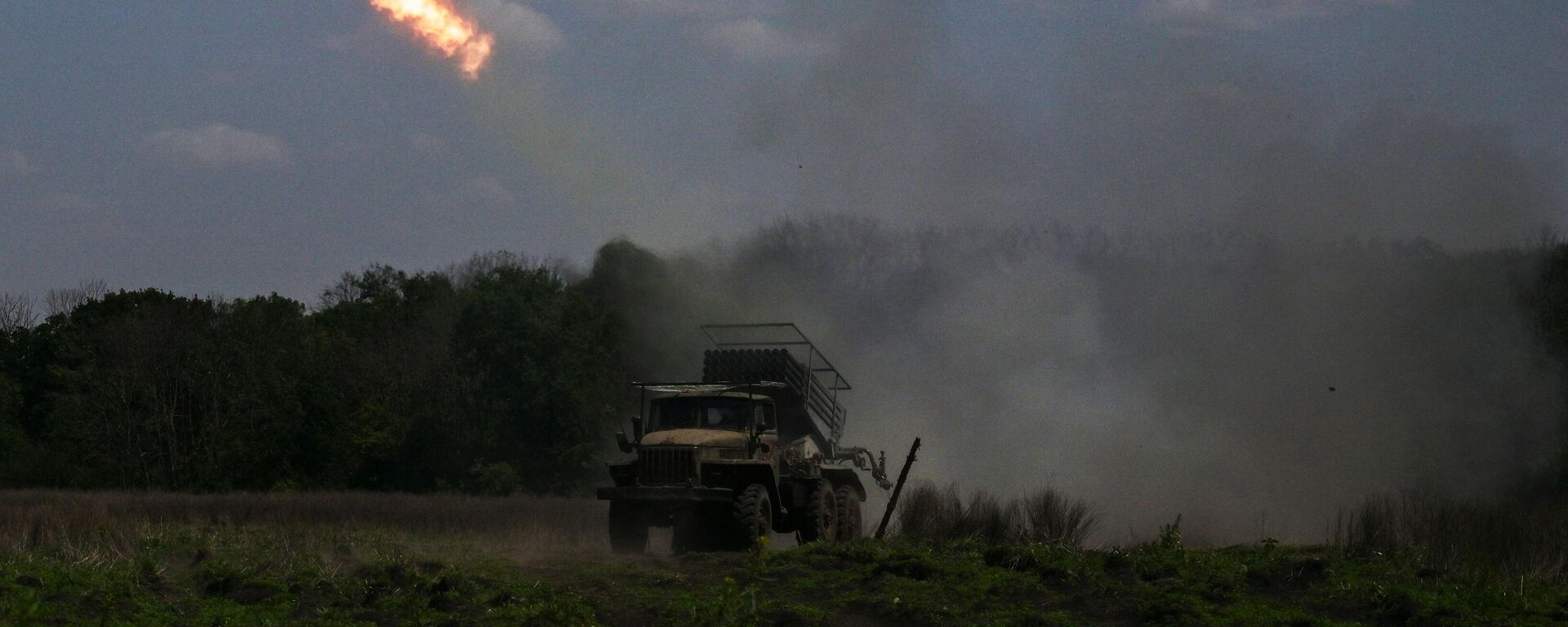 Russian servicemen of the 275th self-propelled artillery regiment, 1st Guards Tank Army of the West group of forces, fire a BM-21 Grad multiple rocket launcher towards Ukrainian positions - Sputnik International, 1920, 08.07.2024