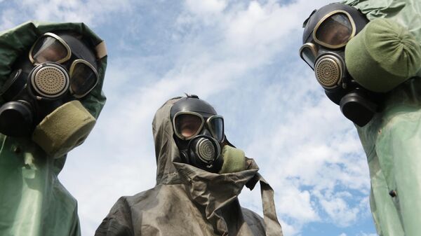 Three men wear gas-mask - Sputnik International