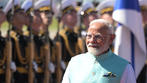 Indian Prime Minister Narendra Modi reviews honour guards during a welcome ceremony upon arrival at Vnukovo International Airport in Moscow, Russia. - Sputnik International