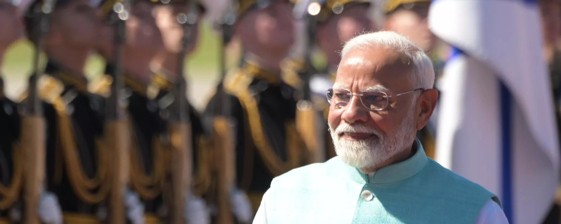 Indian Prime Minister Narendra Modi reviews honour guards during a welcome ceremony upon arrival at Vnukovo International Airport in Moscow, Russia. - Sputnik International, 1920, 08.07.2024