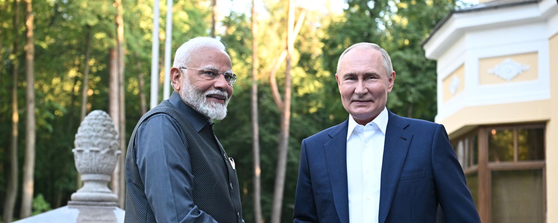 Russian President Vladimir Putin and Indian Prime Minister Narendra Modi during a meeting in Novo-Ogarevo - Sputnik International, 1920, 18.07.2024