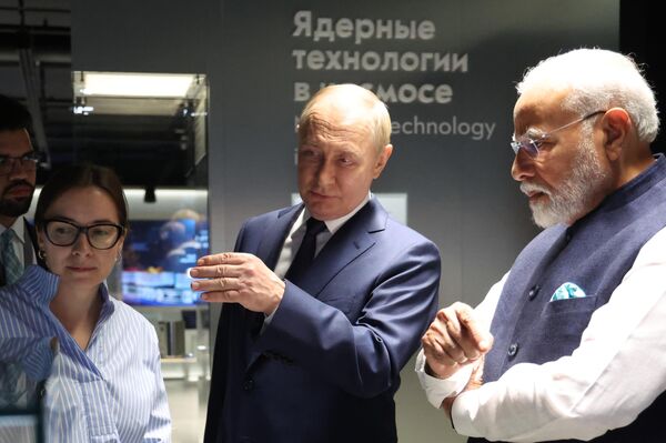 Russian President Vladimir Putin and Indian Prime Minister Narendra Modi visit the Atom pavilion dedicated to the history and latest achievements in the nuclear industry, at the Exhibition of Achievements of National Economy (VDNKh) in Moscow, Russia. - Sputnik International