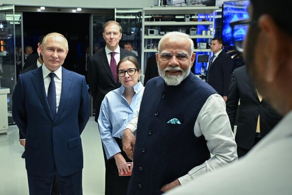 Russian President Vladimir Putin and Indian Prime Minister Narendra Modi, accompanied by First Deputy Prime Minister Denis Manturov, visit the Atom pavilion dedicated to the history and latest achievements in the nuclear industry, at the Exhibition of Achievements of National Economy (VDNKh) in Moscow, Russia. - Sputnik International