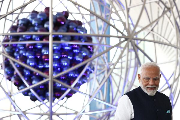 Indian Prime Minister Narendra Modi visits the Atom pavilion dedicated to the history and latest achievements in the nuclear industry, at the Exhibition of Achievements of National Economy (VDNKh) in Moscow, Russia. - Sputnik International