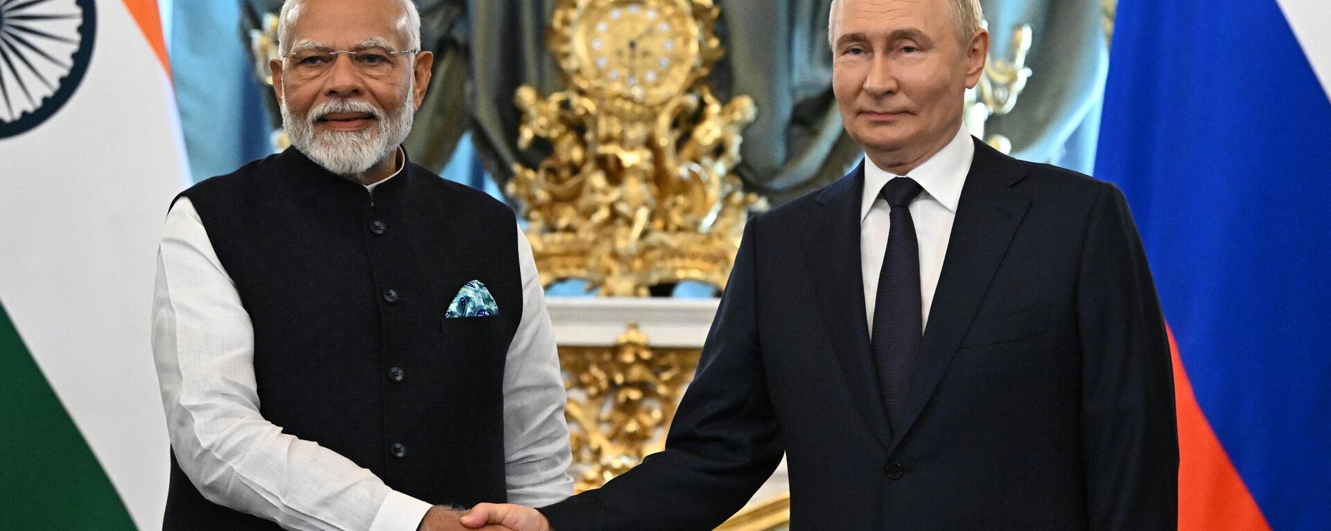 Russian President Vladimir Putin and Indian Prime Minister Narendra Modi shake hands - Sputnik International, 1920, 09.07.2024