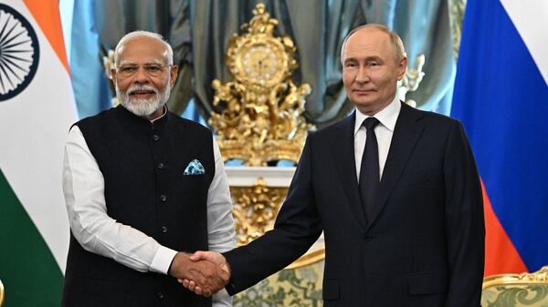 Russian President Vladimir Putin and Indian Prime Minister Narendra Modi shake hands - Sputnik International