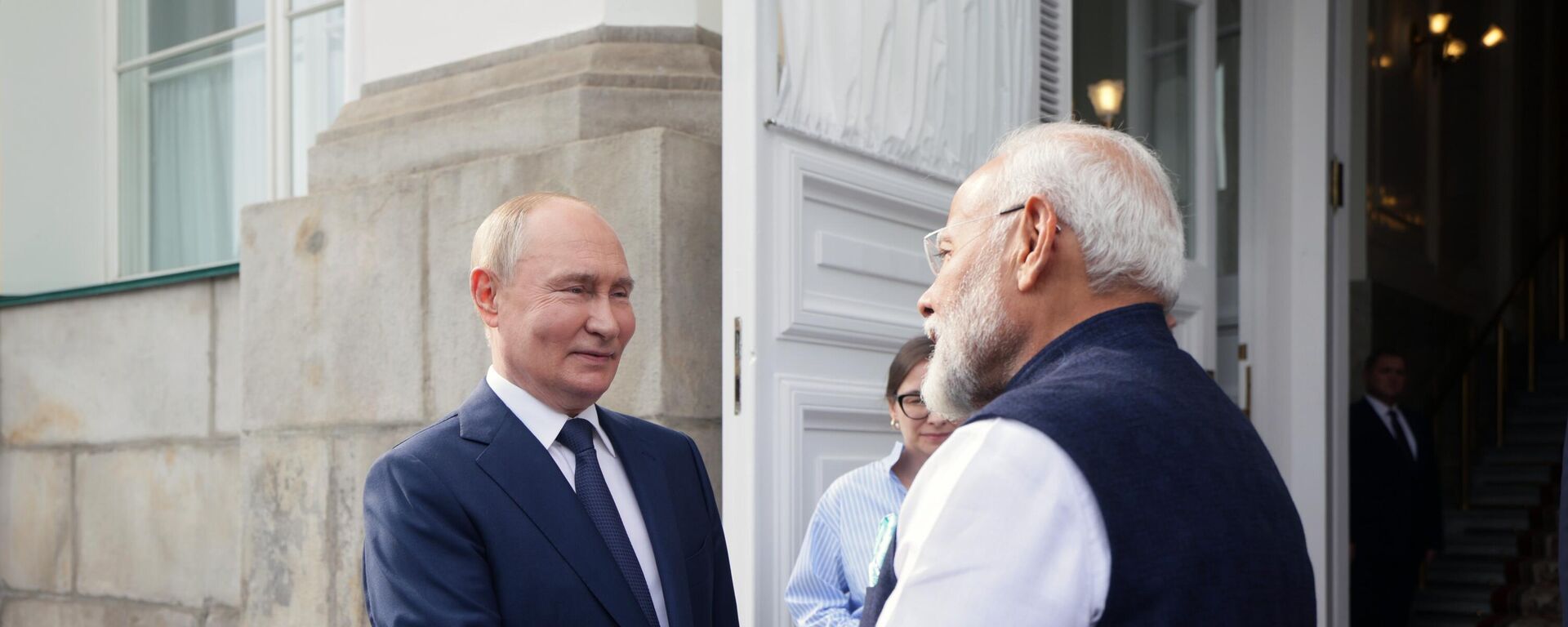 Russian President Vladimir Putin bids farewell to Indian Prime Minister Narendra Modi following their meeting at the Kremlin in Moscow, Russia. - Sputnik International, 1920, 09.07.2024
