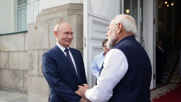 Russian President Vladimir Putin bids farewell to Indian Prime Minister Narendra Modi following their meeting at the Kremlin in Moscow, Russia. - Sputnik International