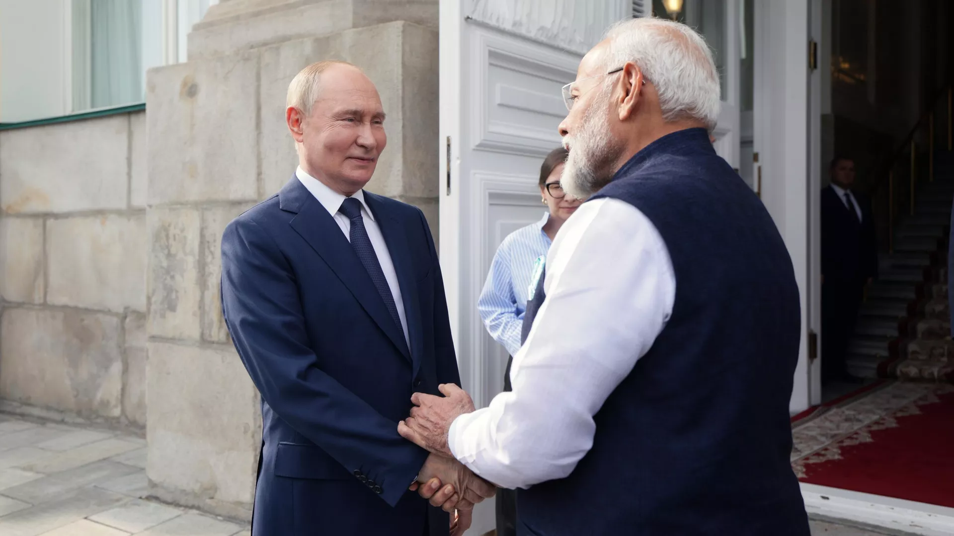 Russian President Vladimir Putin bids farewell to Indian Prime Minister Narendra Modi following their meeting at the Kremlin in Moscow, Russia. - Sputnik International, 1920, 26.01.2025